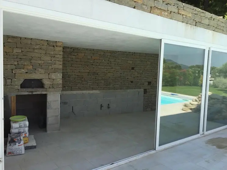 Habillage poolhouse en pierre à bâtir