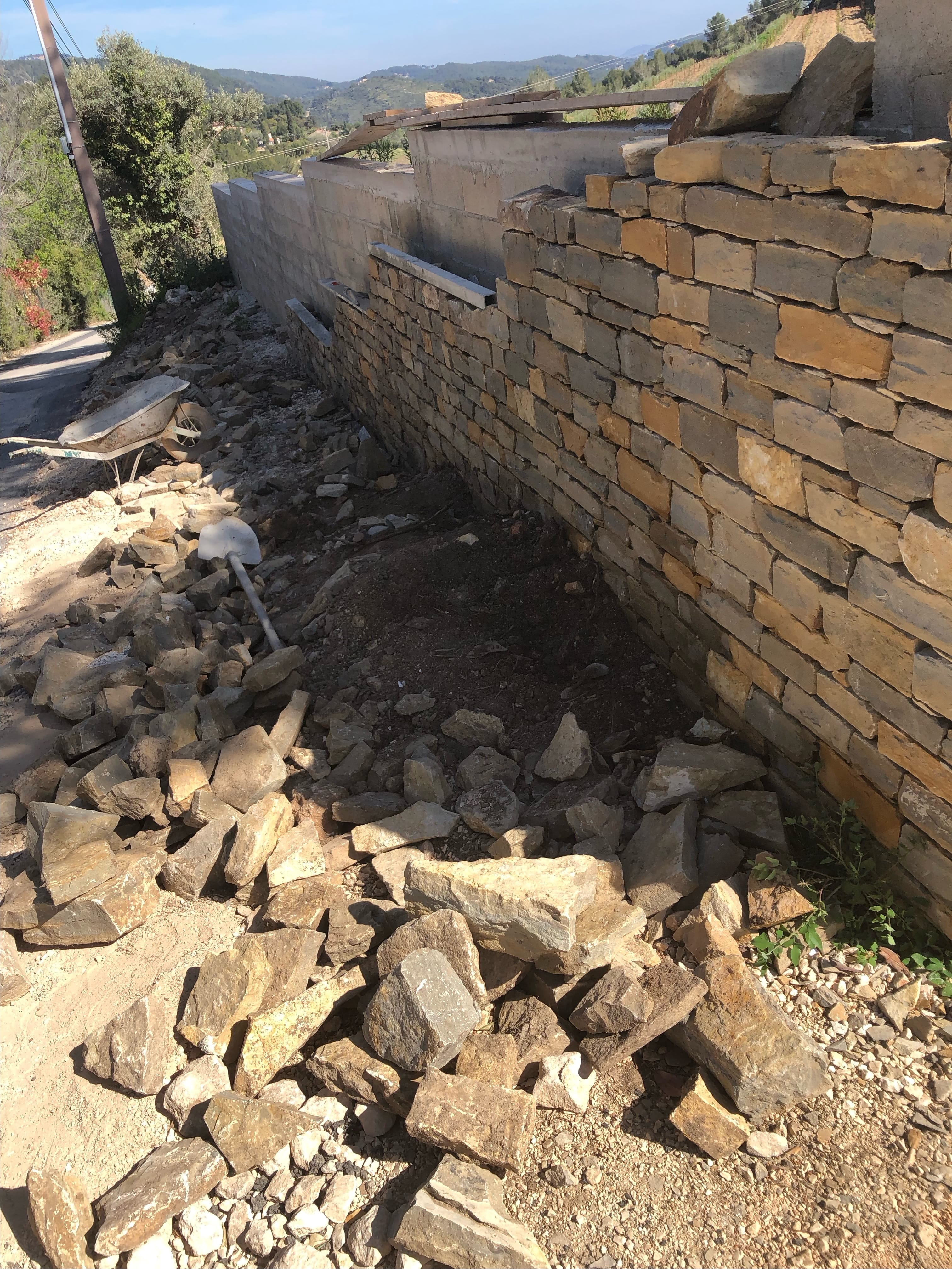 Chantier de mur en pierre à Sanary