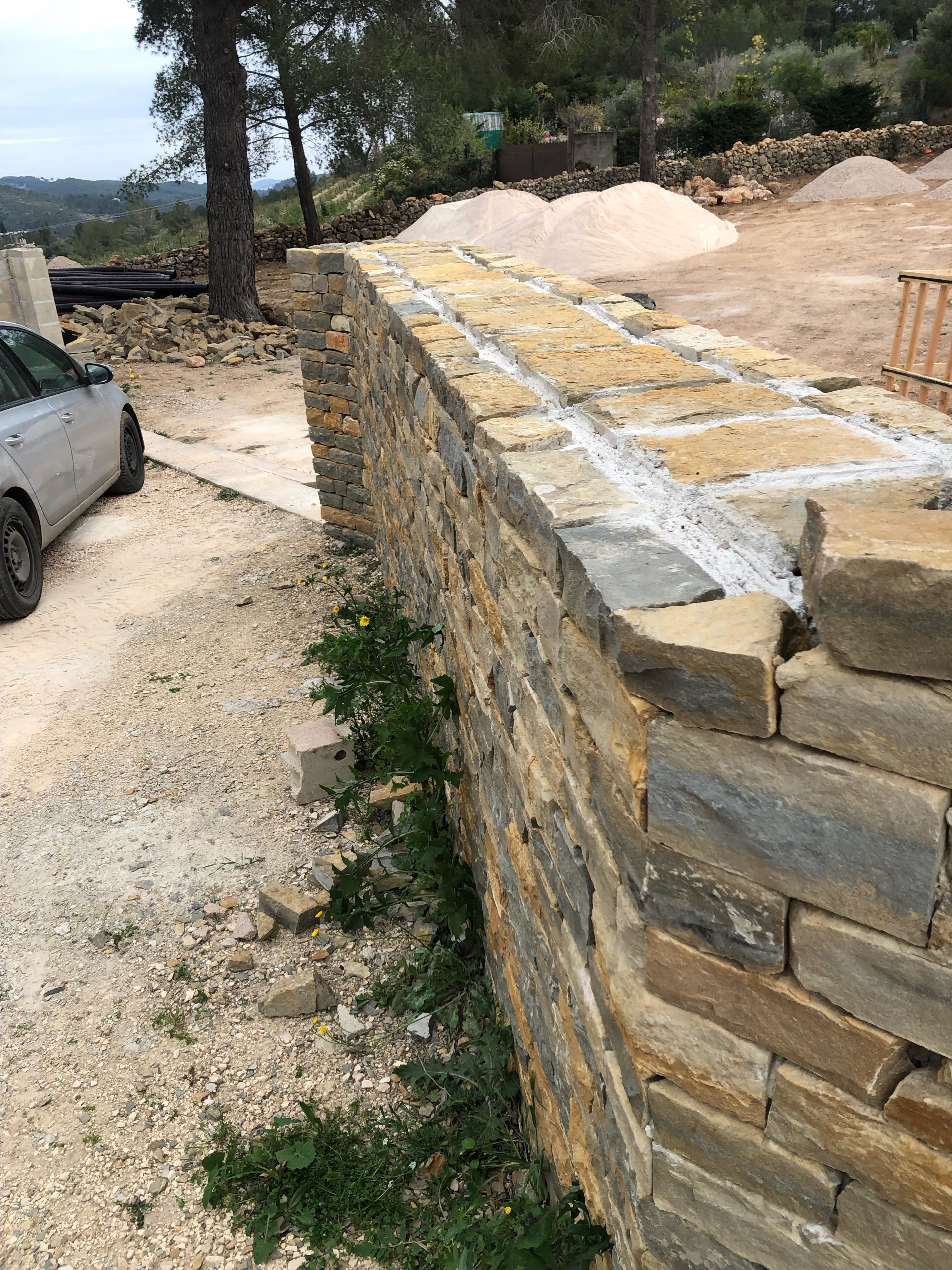 Mur de bordure en pierre