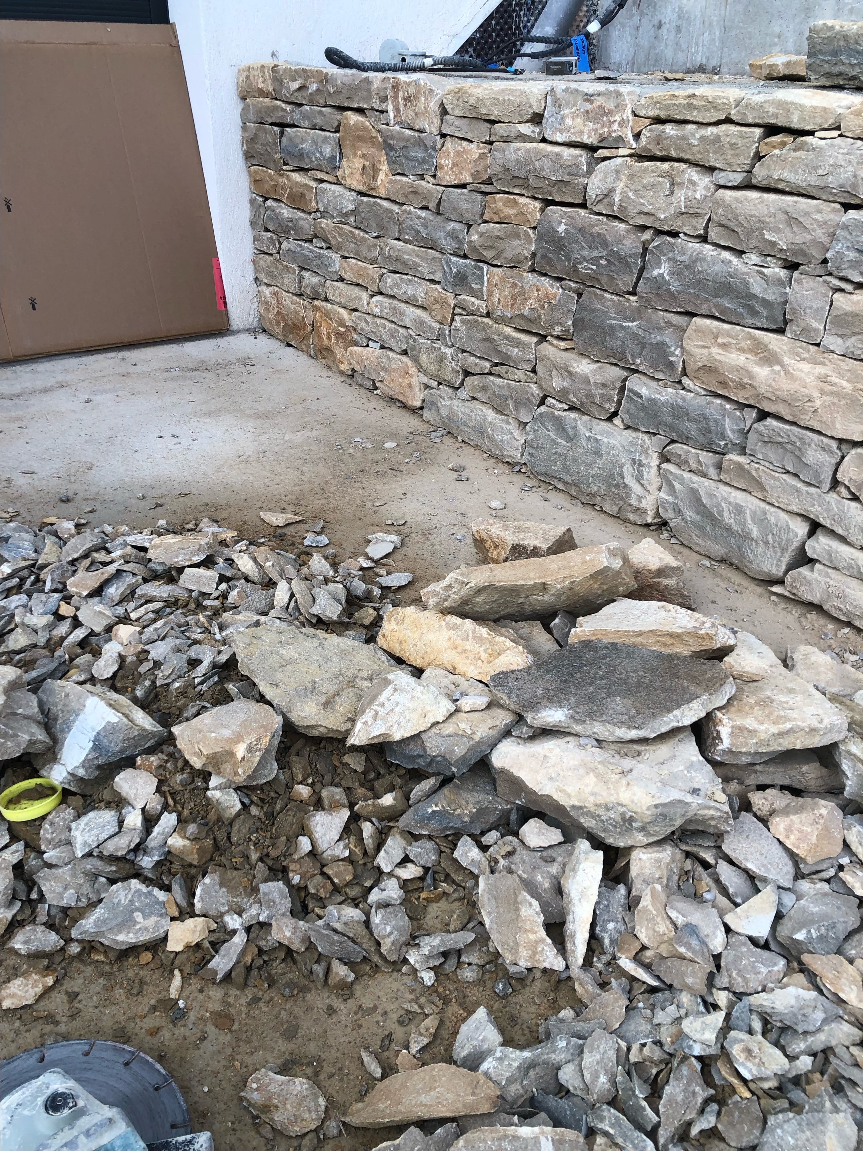 Mur en pierre bordant une maison