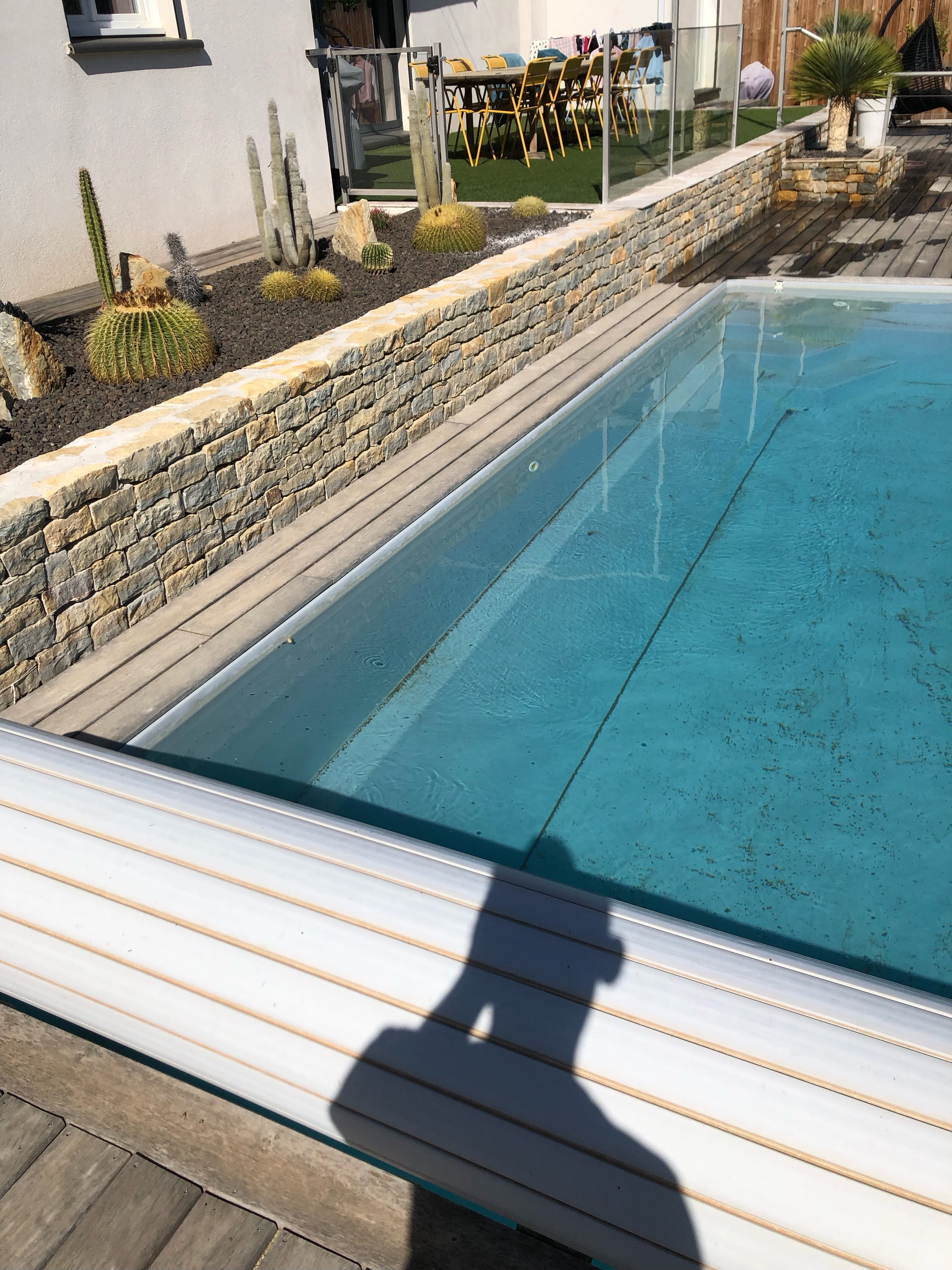 Mur en pierre autour d'une piscine
