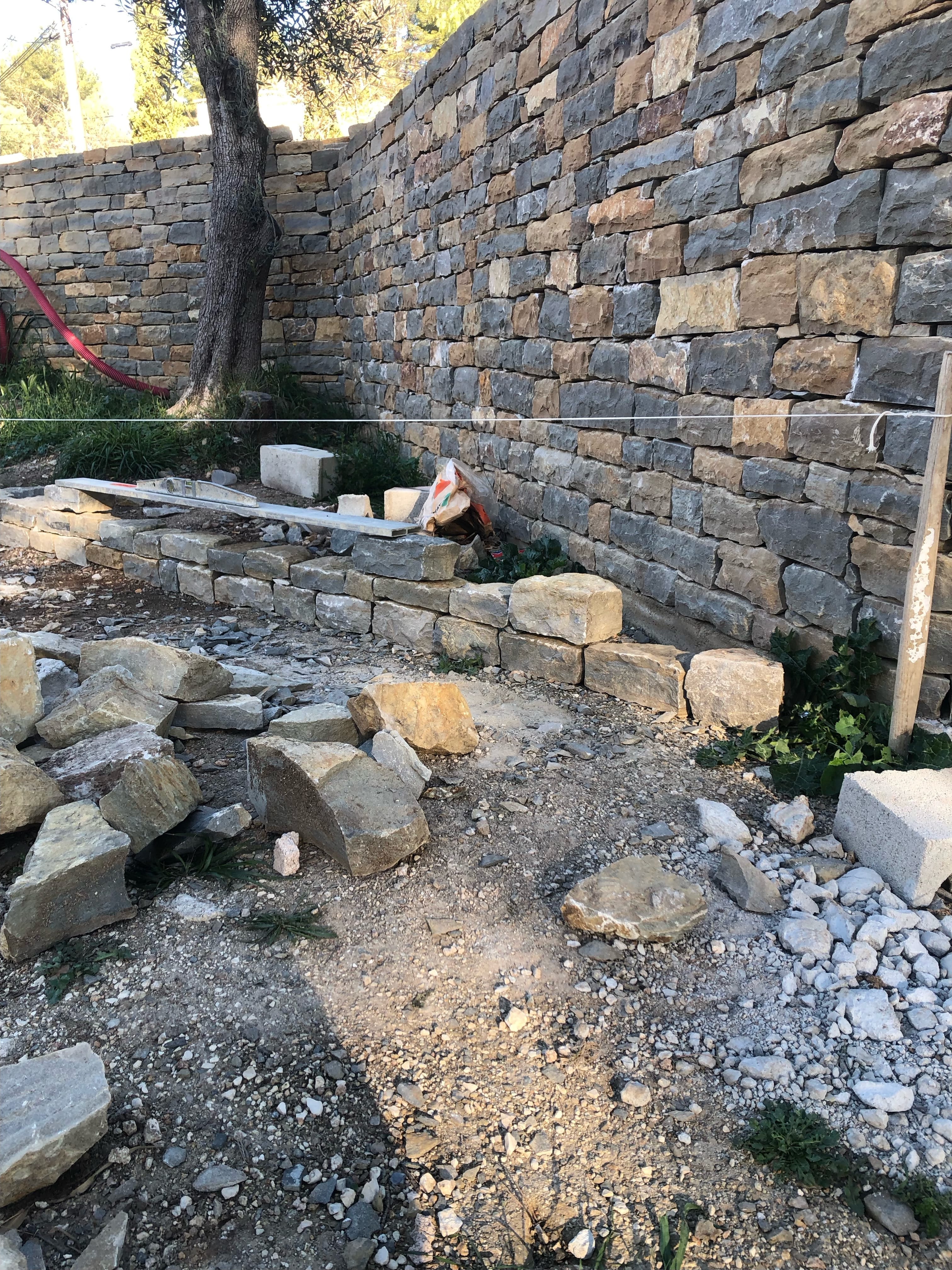 Mur de bordure en pierre provençale