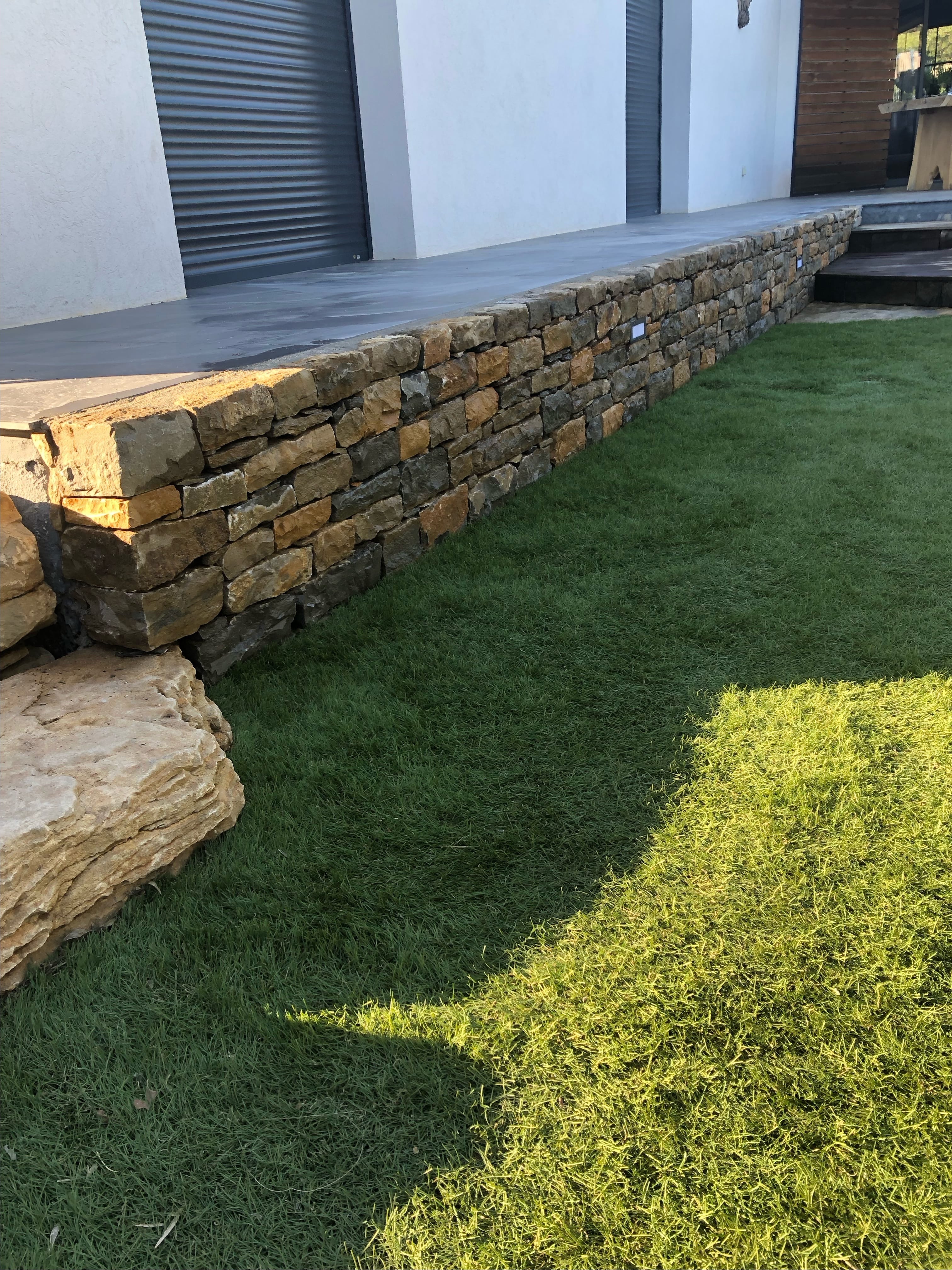 Mur en pierre pour terrasse