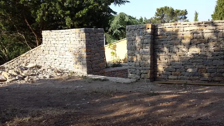 Mur entrée en pierre