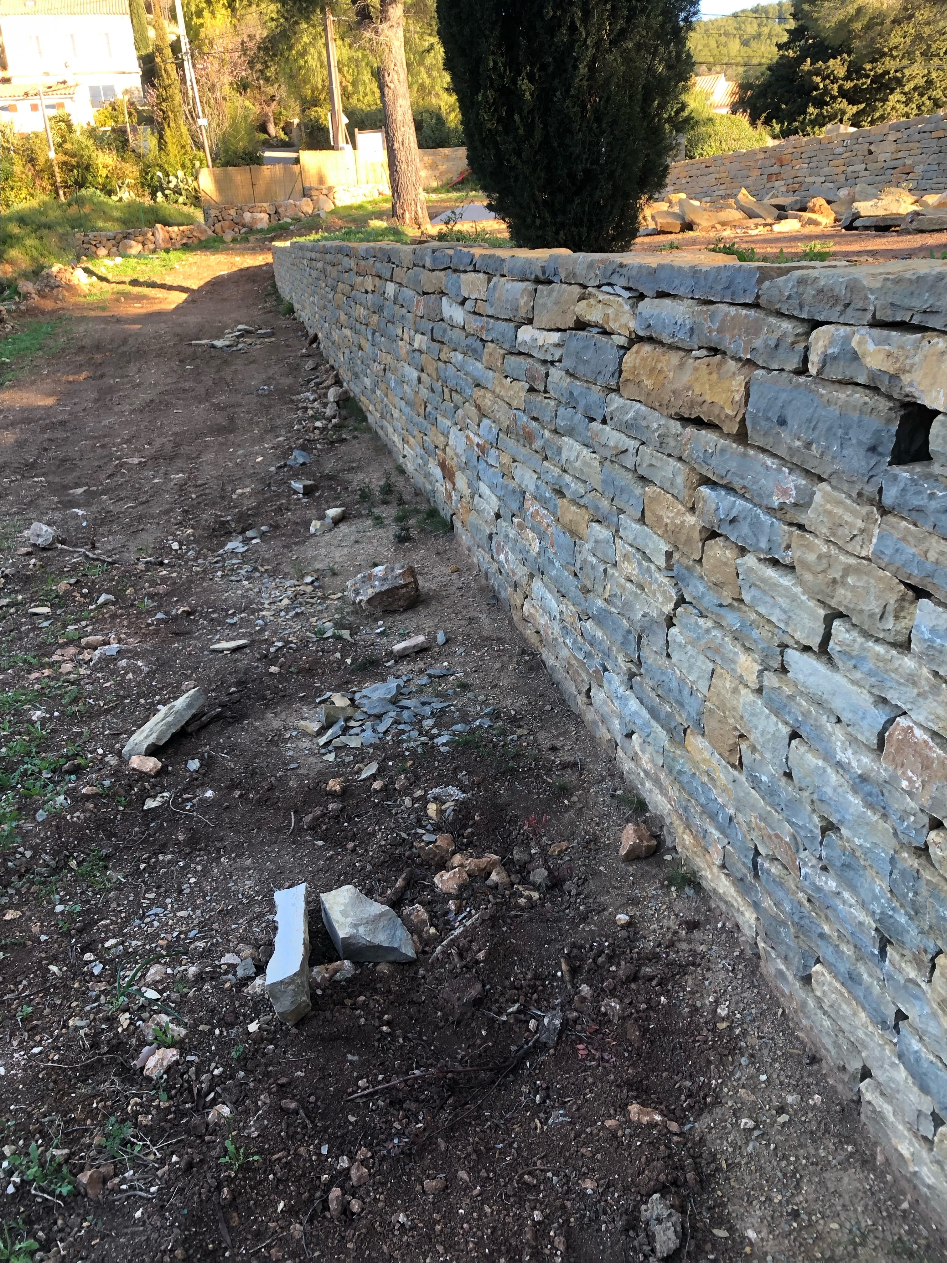 Mur en pierre traditionnel en Provence